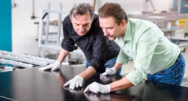 Hybridzellen: Die Zukunft der Solarenergie ist warm und gemütlich - Inspiriert von Albert Einstein: Hybridzellen erobern die Solarenergie! Das Fraunhofer-Institut für Solare Energiesysteme ISE hat eine bahnbrechende Entdeckung im Bereich der Photovoltaik gemacht: Die neuen photovoltaisch-thermischen (PVT) Module PX-1 von Sunmaxx PVT haben nicht nur einen elektrischen Wirkungsgrad von 20 Prozent , sondern auch einen thermischen Kollektorwirkungsgrad Eta0 von 60 Prozent.
Das bedeutet, dass die hybriden Zellen nicht nur Strom erzeugen, sondern gleichzeitig auch Wärme produzieren können. Bei voller Sonneneinstrahlung und einer Umgebungstemperatur von 25 Grad Celsius kann die hybride Zelle eine elektrische Leistung von 400 Watt und eine thermische Leistung von 1200 Watt erzielen, was einen Gesamtwirkungsgrad von 80 Prozent ergibt. Mit Abmessungen von 1750 mal 1140 mal 38 Millimetern und 108 Perc-Halbzellen im M10-Format sind die neuen Module kompakt und effizient zugleich.
Die Zukunft der Solarenergie sieht also nicht nur sonnig aus, sondern auch warm und gemütlich. Dank solcher Entwicklungen können wir uns auf eine nachhaltige Energiezukunft freuen, die nicht nur unsere Umwelt schützt, sondern auch unseren Geldbeutel schont.
Foto: Sunmaxx PVT