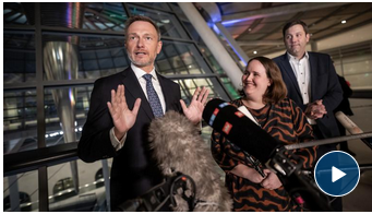 Lindner bei einer Pressekonferenz 
Ein Mikro ist mit einem an ein Tier erinnernden Windschutz ausgestattet.