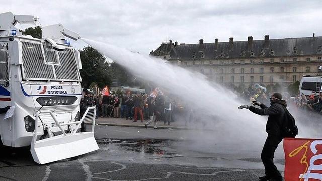 Canon à eau tirant sur un manifestant.