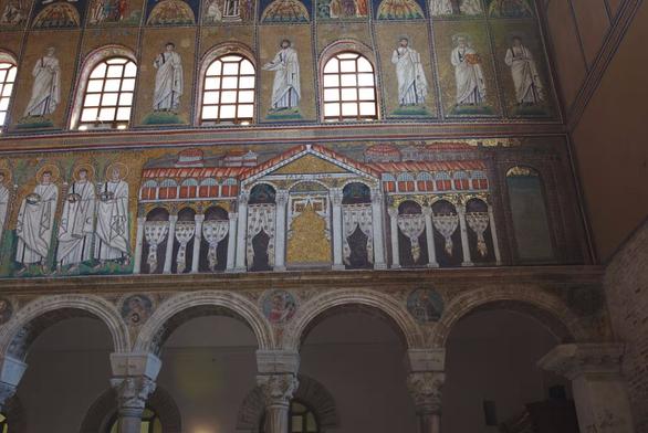 Mosaic showing the Royal Palace of Theodoric, King of the Ostrogoths, located in the Basilica di Sant'Apollonare Nuovo in Ravenna, Italy.