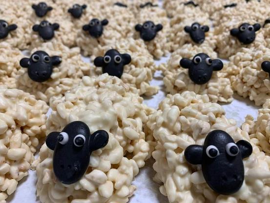 mehrere dieser Schafe aus Puffreis nebeneinander