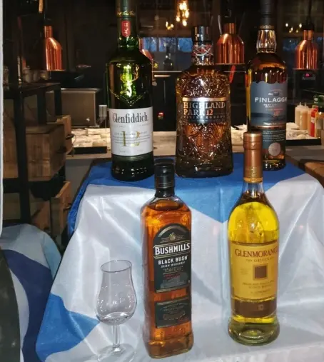 Line-up met linksboven Glenfiddich 12y, Highland Park 12 yo, Finlaggan peated Islay, voor Bushmills en Glenmorangie