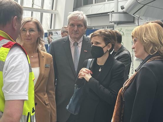 Vertreterinnen von ihk, handwerk, regionaldirektion und ich im Gespräch mit einem Rettungssanitäter auf der Jobmesse.