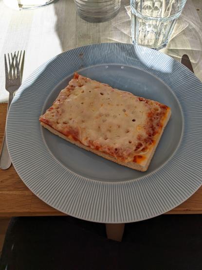 En tallrik med en nyligen uppvärmd Billys panpizza.