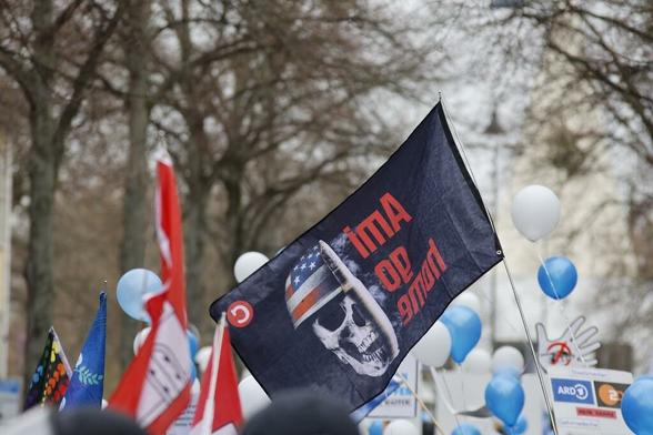 'Ami go Home' Fahne auf verschwörungsidiologischen Aufzug am 01.04 in Göttingen