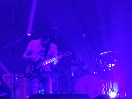 Alberto Ferrari, che suona la chitarra sul palco, durante il concerto dei Verdena del 31/03/2023 al Palasport di Roma