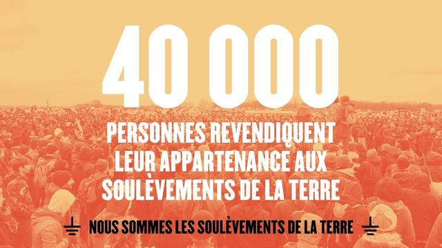 Bichromie jaune et rouges d’une foule de manifestant·e·s (comme toujours) en surimpression : 40 000 personnes revendiquent leur appartenance aux soulèvements de la terre