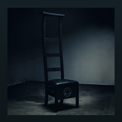 Pochette de l’album Alive du groupe Amenra. Live acoustique. La pochette représente un prie dieu dans un une pièce aux couleurs bleu sombre vert