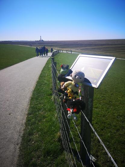 Die Häkels auf dem Zaun des Deichs vor dem Leuchtturm von Westerhever