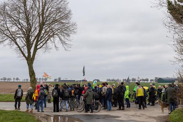 Ca. 130 Menschen sammeln sich am Ortsausgang von Keyenberg, um durch die Felder nach Lützerath zu laufen