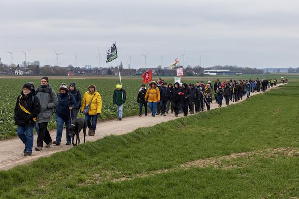 Der Dorfspaziergang zieht durch die Felder auf Lützerath zu