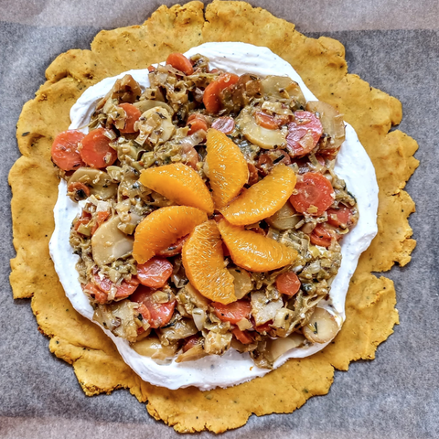 Der Teig wurde rund ausgerollt, in der Mitte die Ricottacreme, darauf das Gemüse, in der Mitte eine Blüte aus Orangenfilets