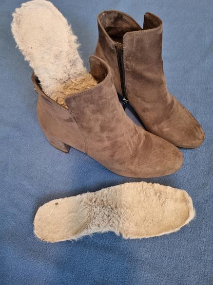 Meine Stiefel mit Fellsohlen davor