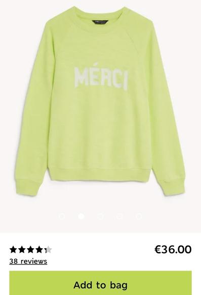 Sweatshirt vert avec inscription "mérci", avec un accent aigu sur le E, vendu 36 euros sur M&S irlande