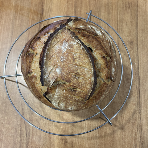 Another shot from above, but with the bread turned 180°. I made two long and deep 'half moon' cuts and two 'ears' (ridges) grew quite well from that. It's a very nice looking bread. Oh, and I made a round loaf. Normally I go for oblong sourdough breads.