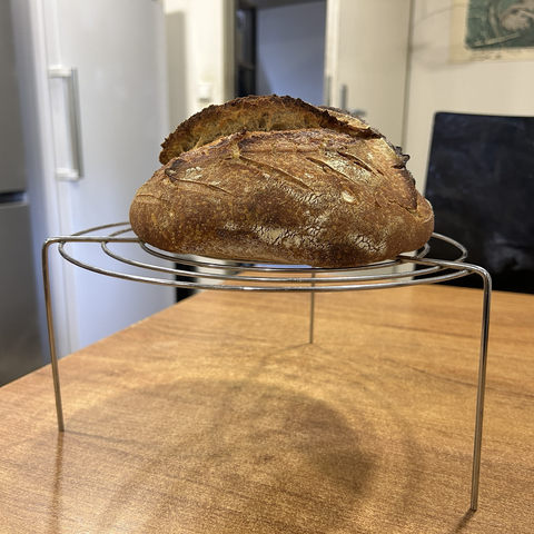 The same bread seen from the side: the ear stands high and proud. This went really well, fir once.