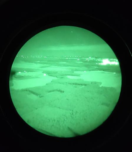 Luftbild eines Waldes durch Restlichtverstärkerbrille.