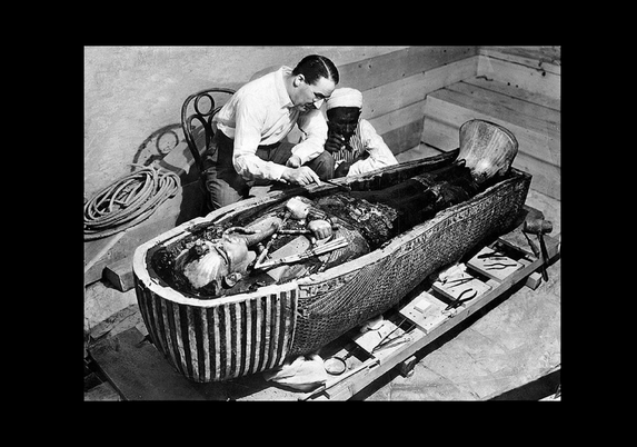 Howard Carter examinando el ataúd interior de Tutankamón. / Wikipedia