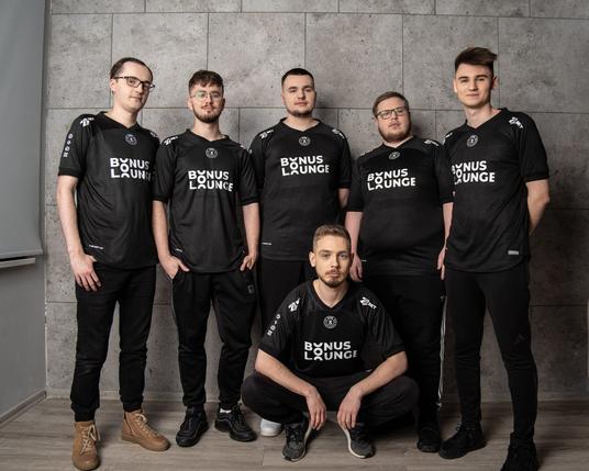 zdjęcie drużyny 9INE z trenerem