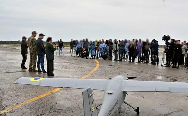 Drohnen made in #Ukraine - Missionstaufe #MathiasRust. Reichweite bis zu 3000 Kilometern. Tragkraft von bis zu 20 Kilo Sprengstoff. Geschwindigkeiten von bis zu 160 Kilometern Flughöhe bis zu 6000 Meter. Flugbereit in weniger als 10 Minuten.