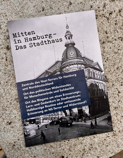 Titelseite des Heftchens mit dem Titel „Mitten in Hamburg - Das Stadthaus - Zentrale des Nazi-Terrors für Hamburg und Norddeutschland“, abgebildet ist das Stadthaus Neuer Wall/Ecke Stadthausbrücke
