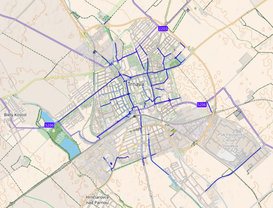 Mapa cyklochodníkov v Trnave. Tmavomodrou farbou sú znázornené stavebne oddelené cyklochodníky, prerušovanými čiarami cyklopruhy (väčšina je v zóne 30). Rýchlosť 30 je zobrazená svetlomodrým zafarbením ciest, 20 zeleným.