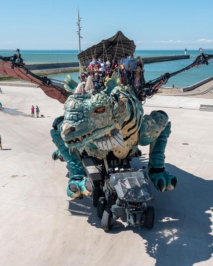 Le Dragon de Calais toutes ailes déployées dans le décor incroyable de la Côte d’Opale et Calais La Plage !