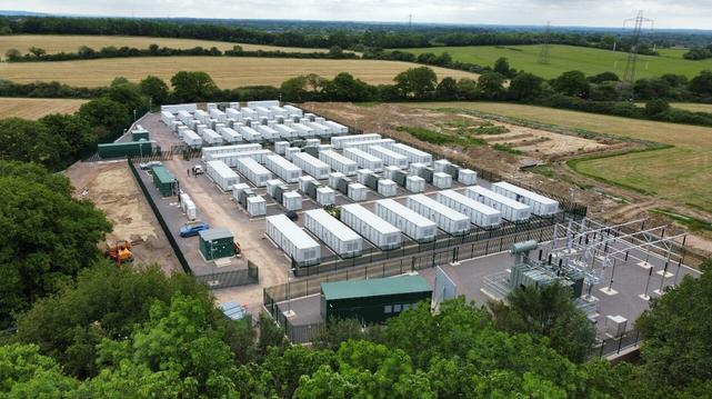 Beispiel einer Großbatterie mit 100MW//250MWh, Penso Power, UK