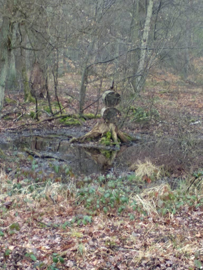 Holzskulptur im Wald