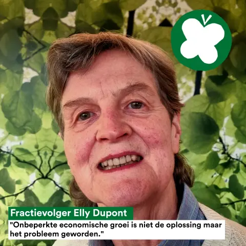 Loseup foto van een breed lachende Elly. Achtergrond is behang met plantenmotief.