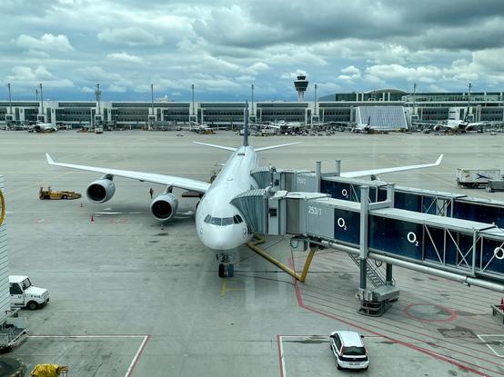 LH424 MUC-BOS at the gate in MUC