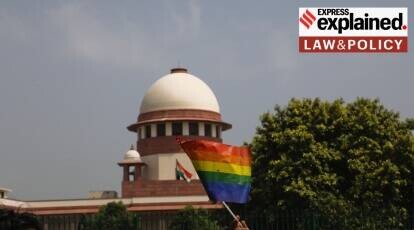 Bandera LGTBI ondeando frente a la Corte Suprema india en 2018.