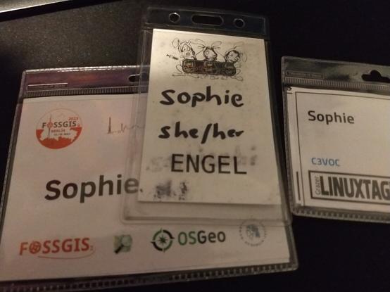 Badges der fossgis, des easterheggs und der Grazer Linuxtage. A7 hochkant, A7 querformat und A6 querformat, oder so.
