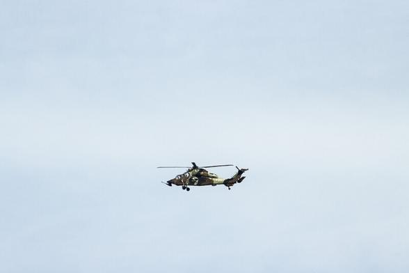 Hélicoptère tigre immatriculation BHP au-dessus de Saint-Remèze en Ardèche