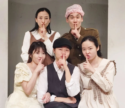 〈어느날 체홉〉 中 「쉿」 출연 배우 단체 사진.
좌상단부터 
낭독자 정연주, "나샤" 역 정경남,
"코러스" 역 박다올, "이반" 역 이은솔, "코러스" 역 정단휘(다냐).