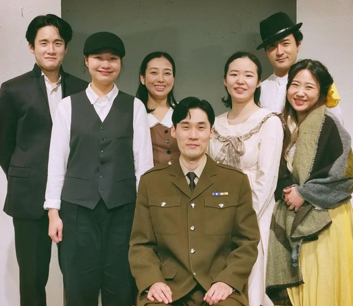 〈어느날, 체홉〉 中 「티푸스」 출연 배우 단체 사진.
좌측부터
"앙상블" (그리스인 및 의사) 역 박민우,
"앙상블" (도시락 먹는 여인) 역 이은솔,
낭독자 정연주,
"클리모프" 역 정경남,
"카챠" 역 정단휘(다냐),
"앙상블" (핀란드인) 역 최성우,
"숙모" 역 정주희.