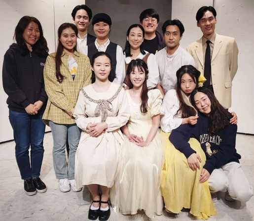 〈어느날, 체홉〉 출연진 및 제작진 단체 사진.

좌상단부터
하우스 매니저 및 네이버 예약 관리자 박하린,
조명 오퍼 강지현,
「폴렌카」/「티푸스」/「이오느이치」 배우 박민우,
「쉿」/「티푸스」 배우 이은솔,
「쉿」/「폴렌카」/「티푸스」 낭독 정연주,
하우스 매니저 및 인터파크 티켓 관리자 백상원,
「폴렌카」/「티푸스」/「이오느이치」 배우 최성우,
「쉿」/「티푸스」/「이오느이치」 배우 정경남,
「쉿」/「티푸스」/「이오느이치」 배우 정단휘(다냐),
「쉿」/「폴렌카」/「이오느이치」 배우 박다올,
「폴렌카」/「티푸스」/「이오느이치」 배우 정주희,
음향 오퍼 표하나.