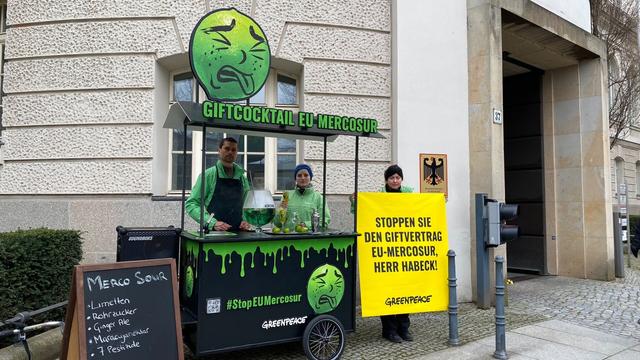 Cocktailstand mit Handbanner