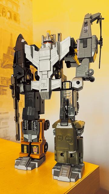 G1 Bruticus stood precariously near the corner of my desk in all his militaristic glory!

The G1 version is the best of all versions, and that's a fact.
