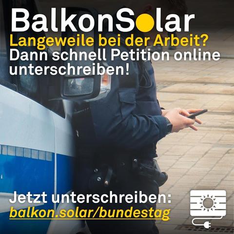 Polizist beim nutzen des Handy am Rande einer Demo.