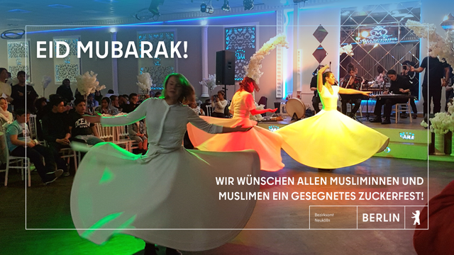 Bild zeigt Derwisch-Tanzende in einem Festsaal. Schriftzug: Wir wünschen allen Musliminnen und Muslimen ein gesegnetes Zuckerfest! Das Bild entstand bei der Iftar-Feier des Bezirksamtes Neukölln am 18. April 2023.