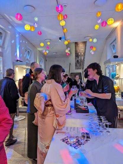 Zwei junge Frauen im Kimono bekommen an der Bar im Hetjensmuseum Getränke (die "richtigen" Cosplayer habe ich leider nicht erwischt)