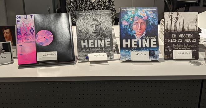 Buchauswahl im Heinrich-Heine-Institut