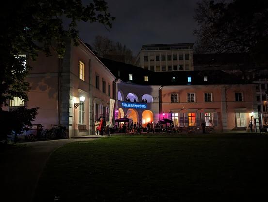 Das bunt beleuchtete Theatermuseum
