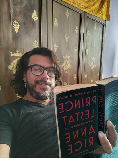 Selfie con gafas y leyendo un libro de Anne Rice, El Príncipe Lestat, en VO.
