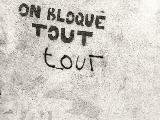 Arles - slogan on bloque tout tout