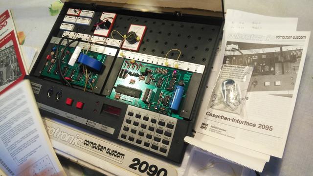 Lerncomputer-Set mit dem Namen "Busch microtronic 2090" aus dem Jahr 1980, dessen Tastatur ausschließlich aus Zahlen und einigen Funktionstasten besteht. Der Display umfasst nur 5 Ziffern. Einzelne Steckmodule können mit Kabeln verbunden werden.
