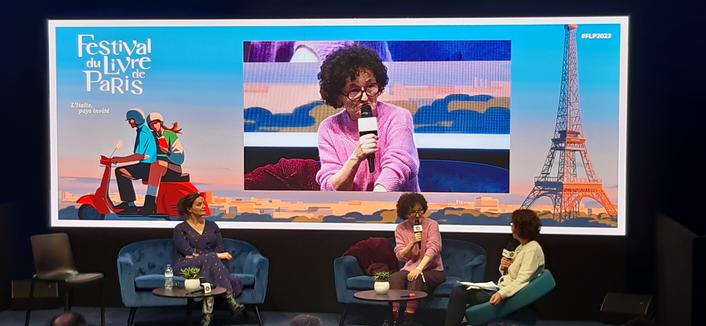 L'écrivaine Marie-Hélène Lafon sur la scène de l'agora du festival du livre de Paris
À ses côtés la comédienne Raphaëlle Soudinos, rencontre animée par Valérie Marin La Meslée
