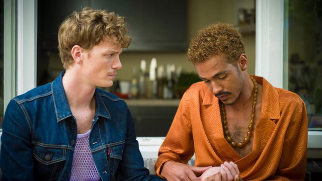 Paul Schipper (links, Martijn Lakemeier) ontmoet zijn ex Dido Willems (rechts, Jesse Mensah).  Ze zitten in de zon buiten. Paul kijkt gefronst naar zijn ex. Die kijkt op zijn beurt naar de handpalm van Paul. Paul draagt en blauw spijkerjack, Dido een oranje blouse en een grote oranje bollen ketting. Paul is een witte man, Dido een man van kleur.