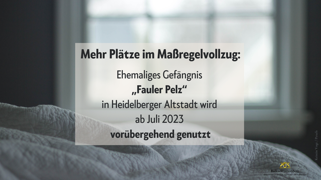 Text: Mehr Plätze im Maßregelvollzug: Ehemaliges Gefängnis "Fauler Pelz" in Heidelberger Altstadt wird ab Juli 2023 vorübergehend genutzt.

Hintergrundbild: Blick aus einem Zimmer auf ein vergittertes Fenster.